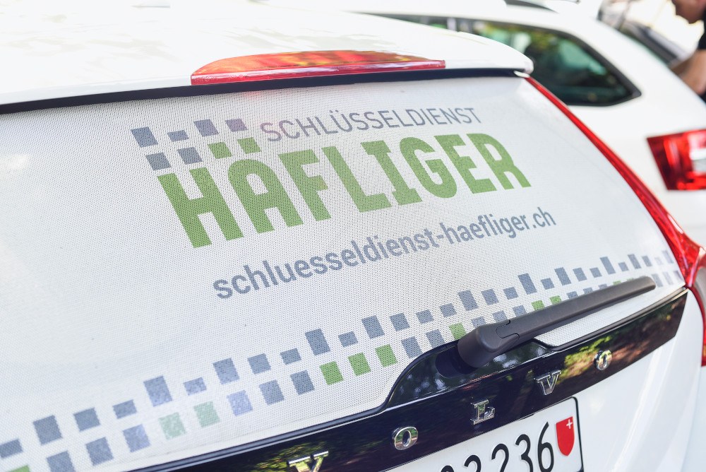 Aufdruck auf Heckscheibe